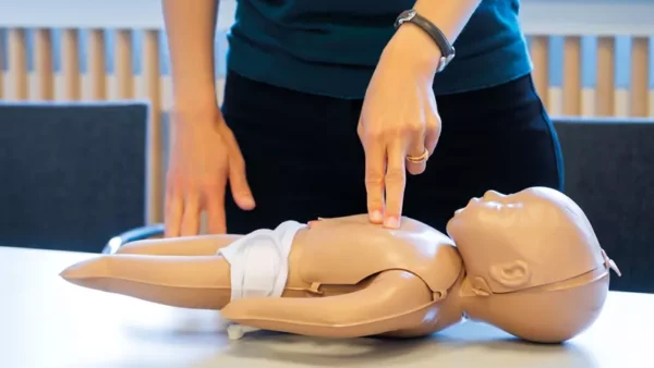 Mini Baby Laerdal - dmuchany przenośny fantom niemowlaka - obrazek 3